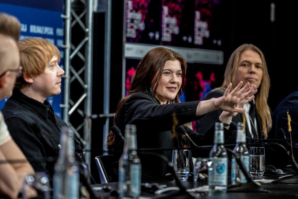 a press Yön lapsi Press conference